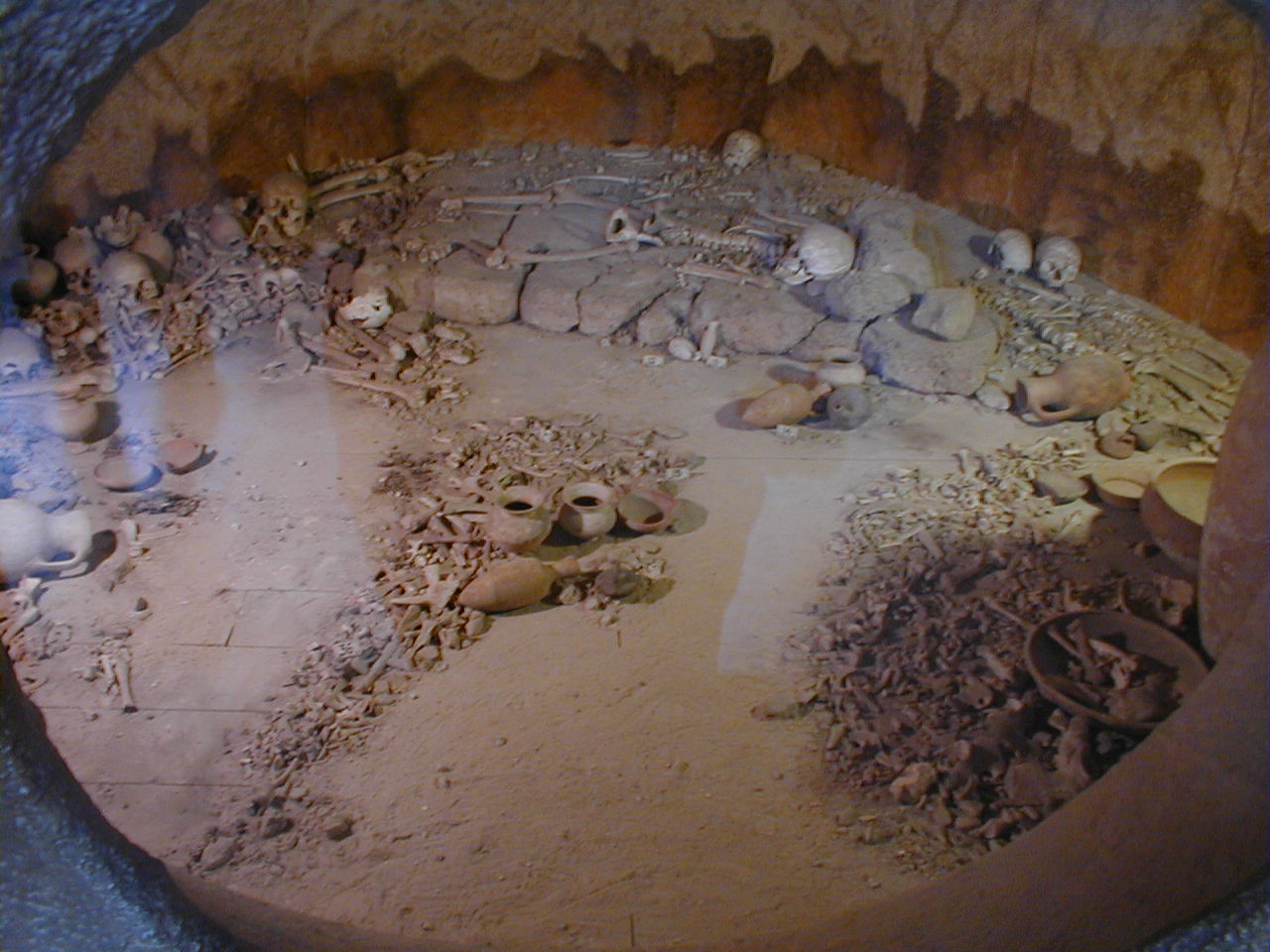 Rockefeller - Hyksos Grave in situ.JPG