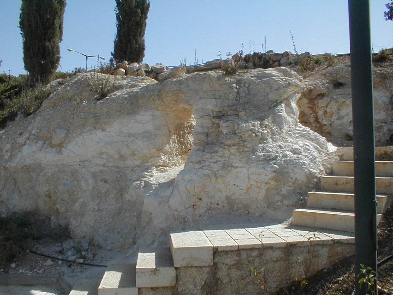 Tomb by Center.JPG