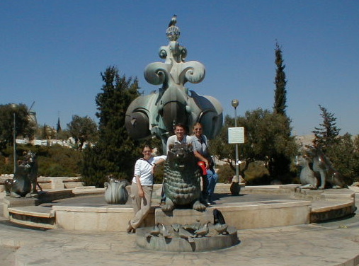 Modern Fountain near St Andrews Church.JPG