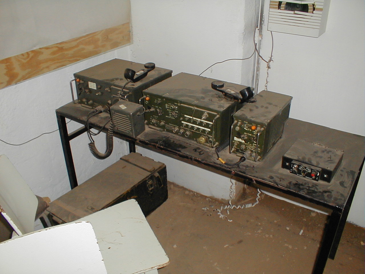 Bunker Radio.JPG