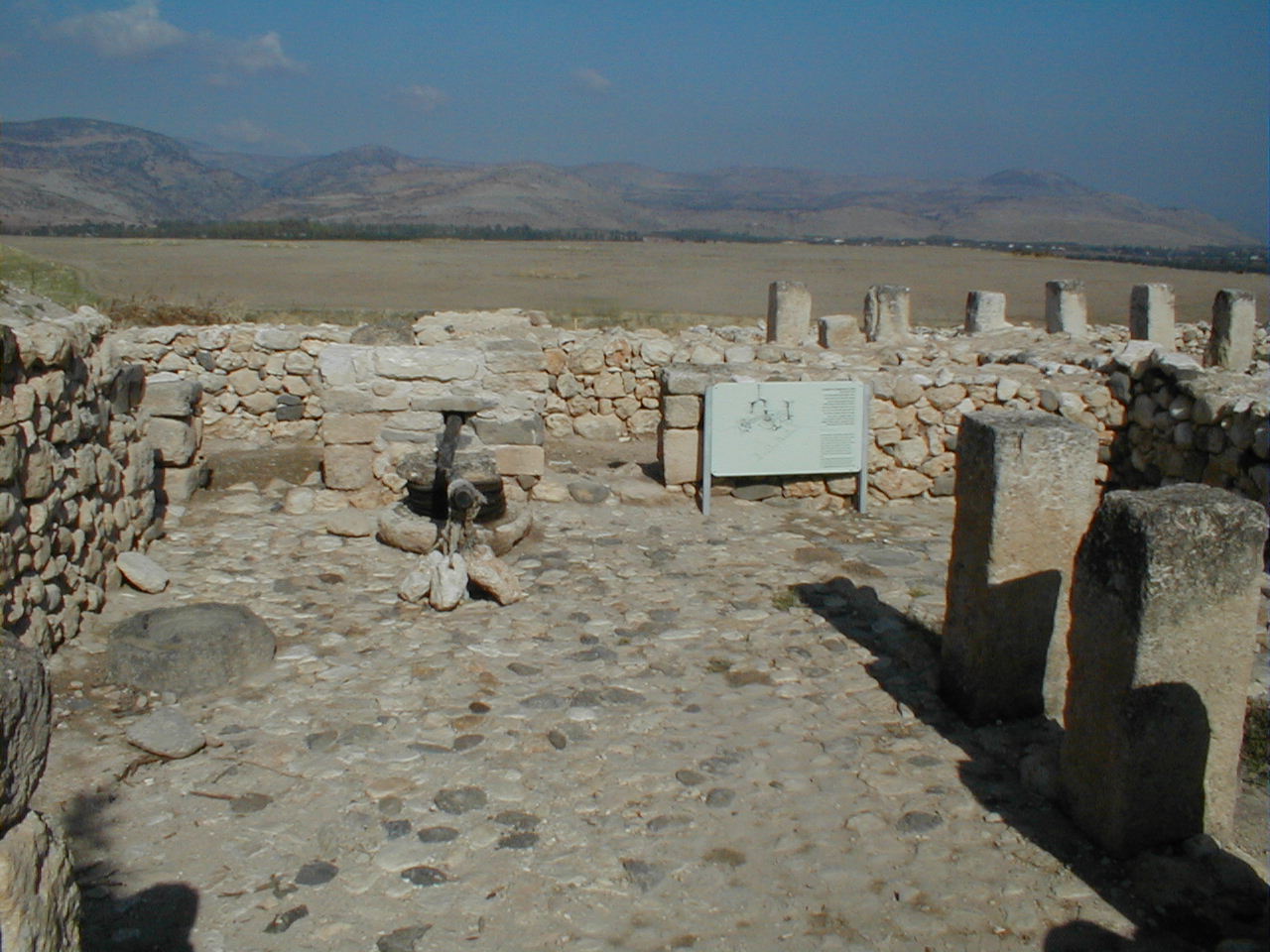 Hazor Israelite remains.JPG