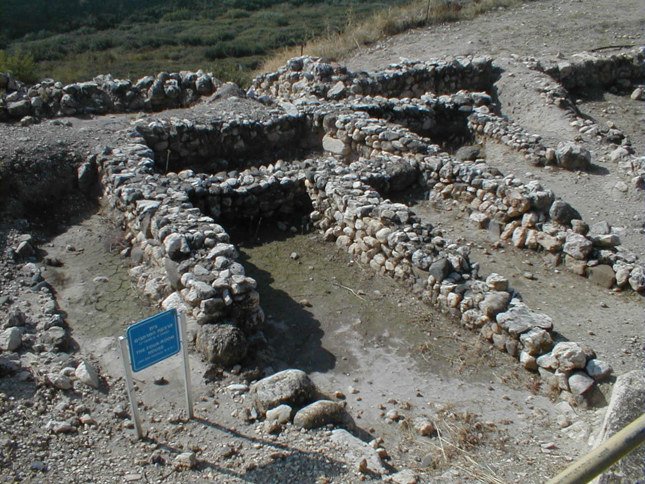 Hazor four room house C6 bc.JPG